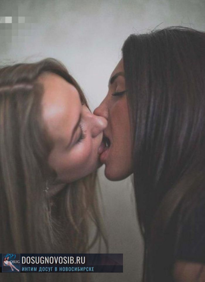 Girls Kiss Each Other And Get Their Pussy Fingered